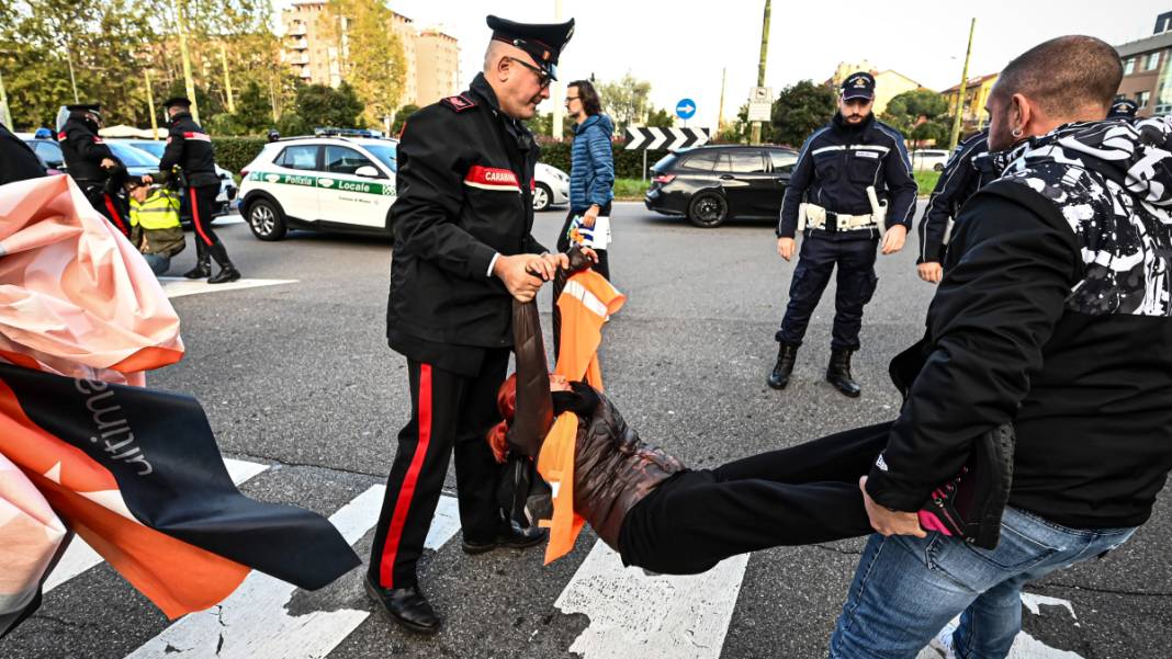 İklim aktivistleri protesto için yol kesti: Milano'da trafik kısa süreli kilitlendi 4